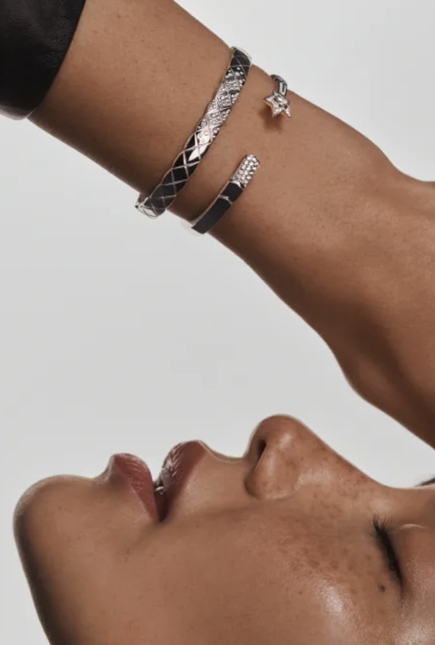 أساور فضة تحاكي موضة العصر مناسبة لإطلالتك اليومية 