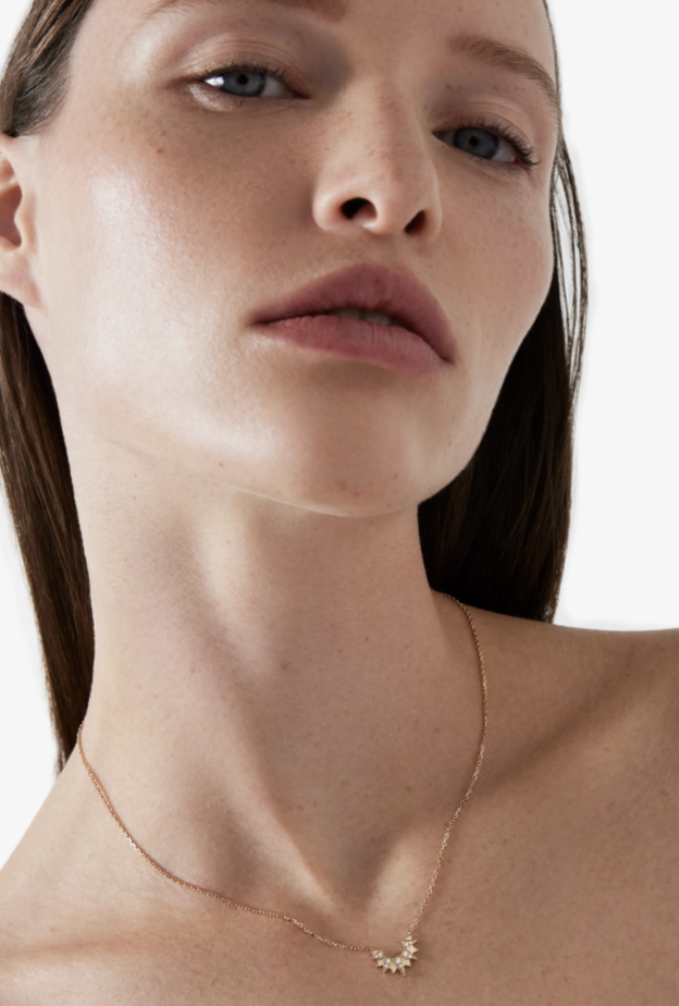 إليك قطع مجوهرات عصرية يمكنك اعتمادها في إطلالاتك الجامعية