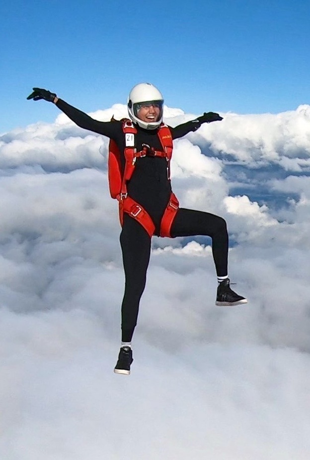 رزان العجمي.. أول سعودية تحصل على رخصة القفز المظلي الحُرّ