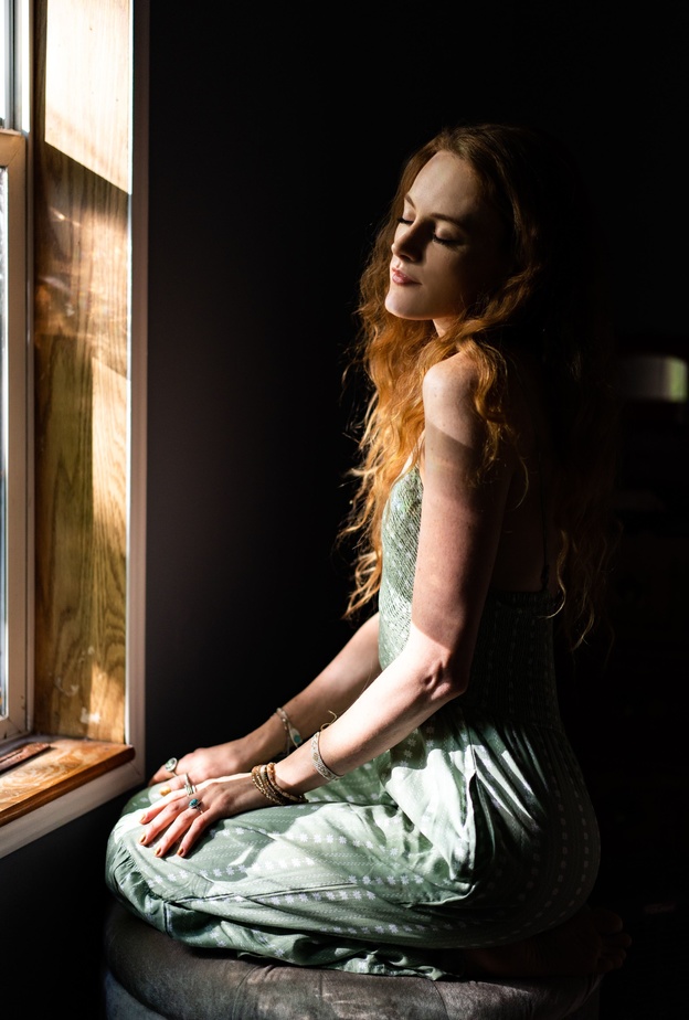 صفات المرأة الإنطوائية مفاتيح سحرية لنجاحها وليس العكس... كيف ذلك؟