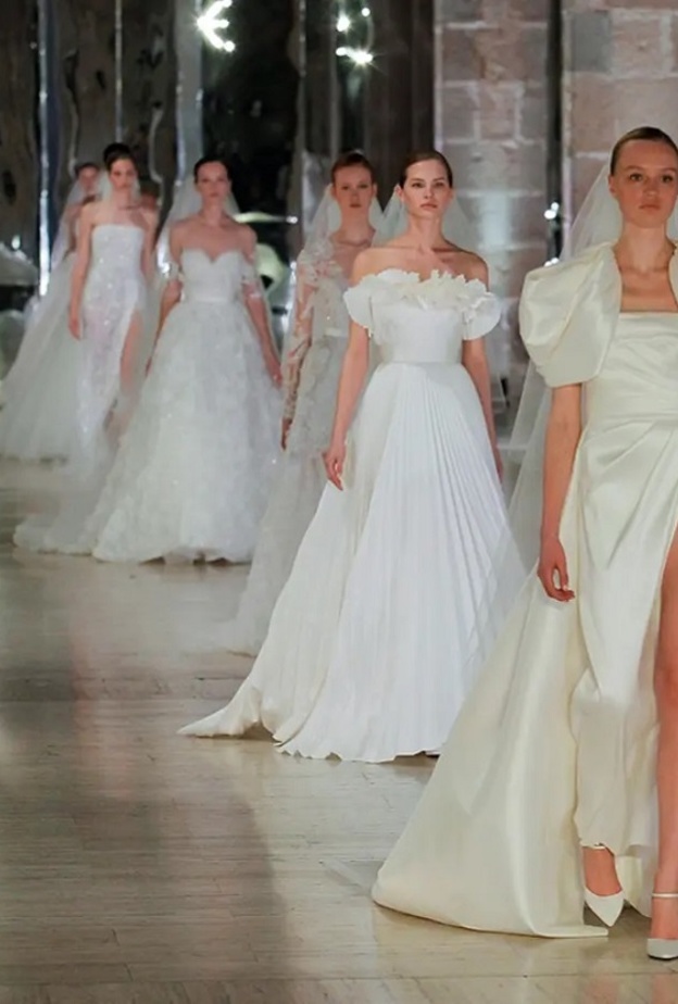 صيحات فساتين زفاف من أسبوع الموضة العرائسي في برشلونه@eliesaab