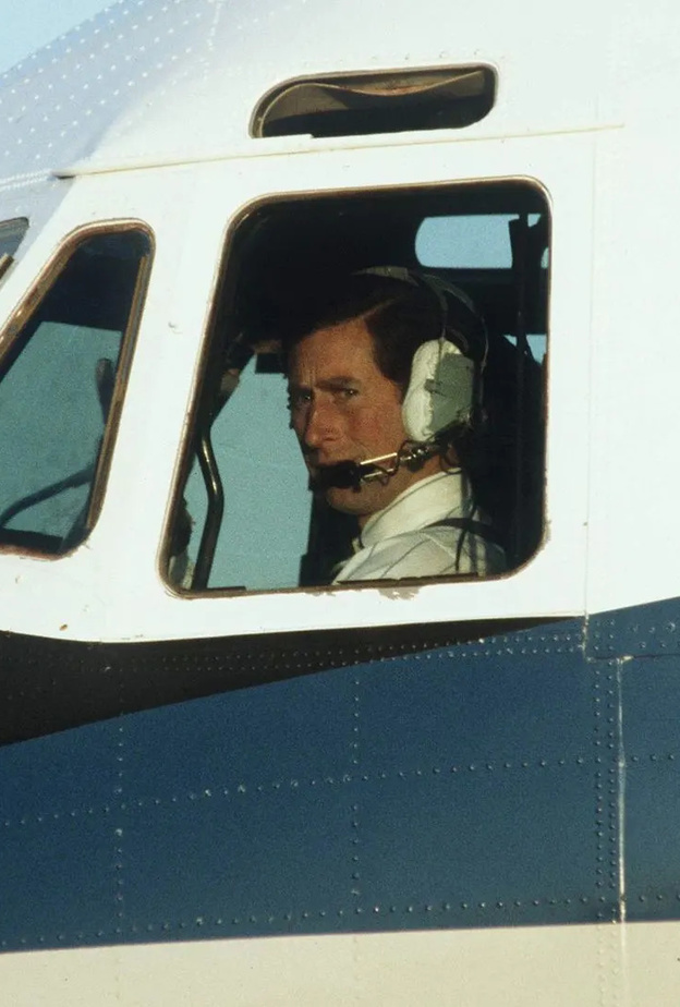 ما سبب توقف الملك تشارلز عن قيادة الطائرات