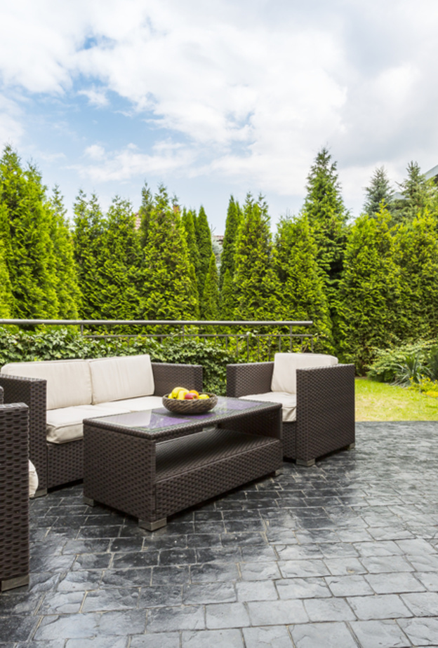 لتحضيره لفصل الشتاء.. كيفية تنظيف وتخزين الأثاث الخارجي