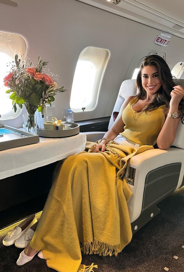 مجوهرات نجمات العرب خلال السفر