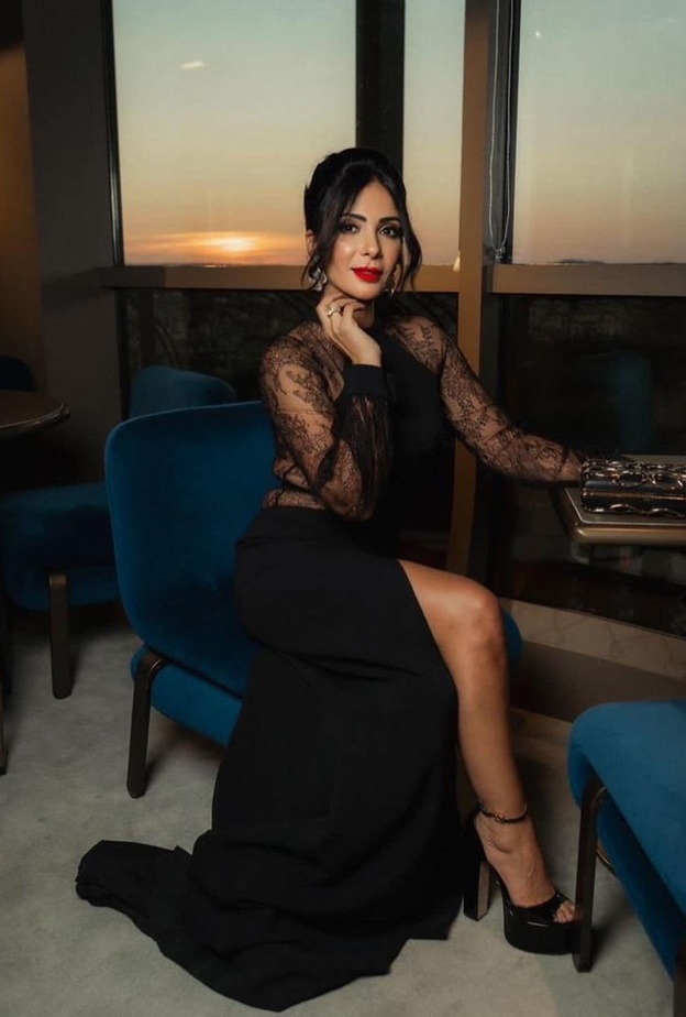 منى زكي عارضة أزياء للمرة الأولى بتصاميم مجوهرات مذهلة وإطلالة خاطفة بأسبوع الموضة في باريس