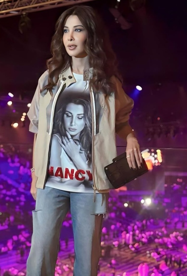 نانسي عجرم بإطلالة كاجوال ومجوهرات ناعمة في موسم الرياض