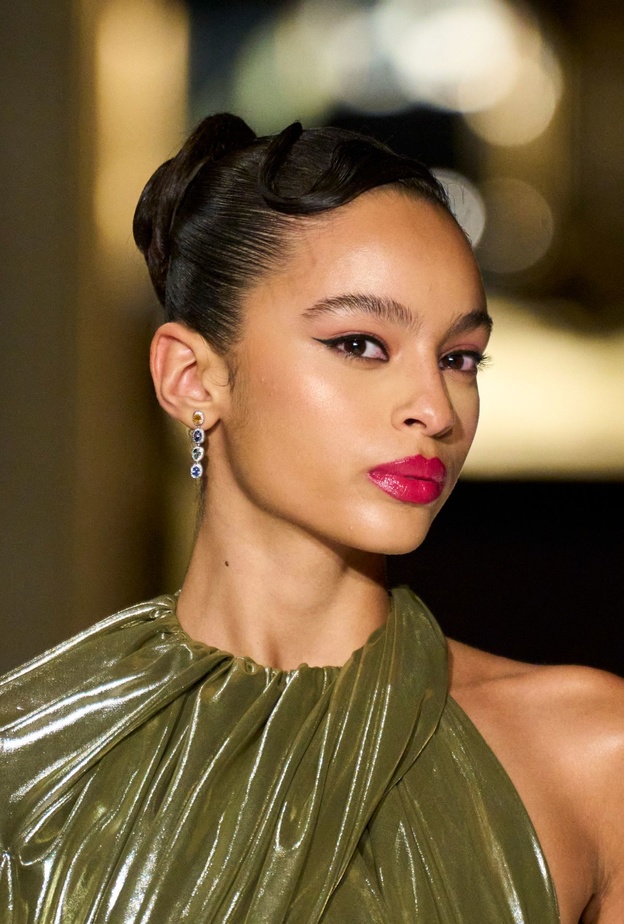 الوان احمر شفاه زهرية بتموجات لماعة من دار Christian Siriano