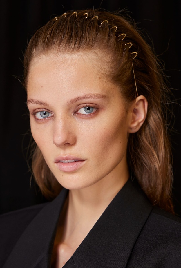 رسمات مكياج بني قوي وفاتح من دار Givenchy