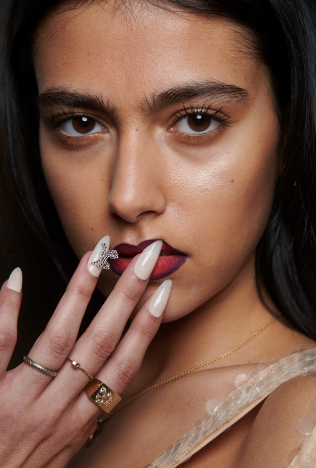 ألوان المناكير البيضاء المتموجة من وحي دار Kim Shui