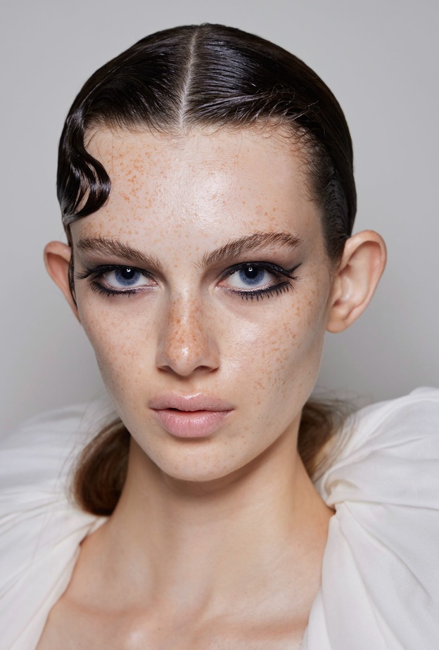 استمتعي بتطبيق النمش على وجهك لإطلالة متجددة ..إليك الخطوات