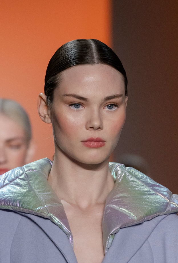 الخطوط البيضاء مع البلاشر المشمشي على طريقة دار Son Jung Wan