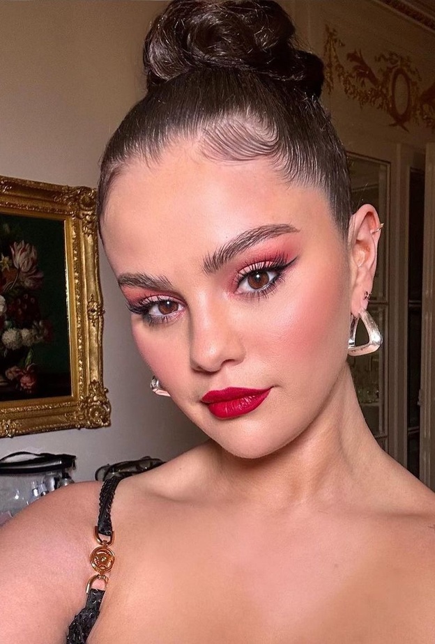 النجمة سيلينا غومز  بالمكياج وردي