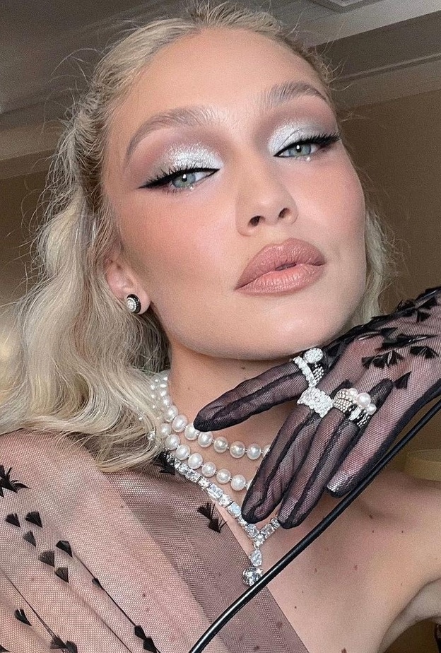 صيحة المكياج الفضي لإطلالة متألقة بضوء النجوم.. تعرفي على المستحضرات اللازمة