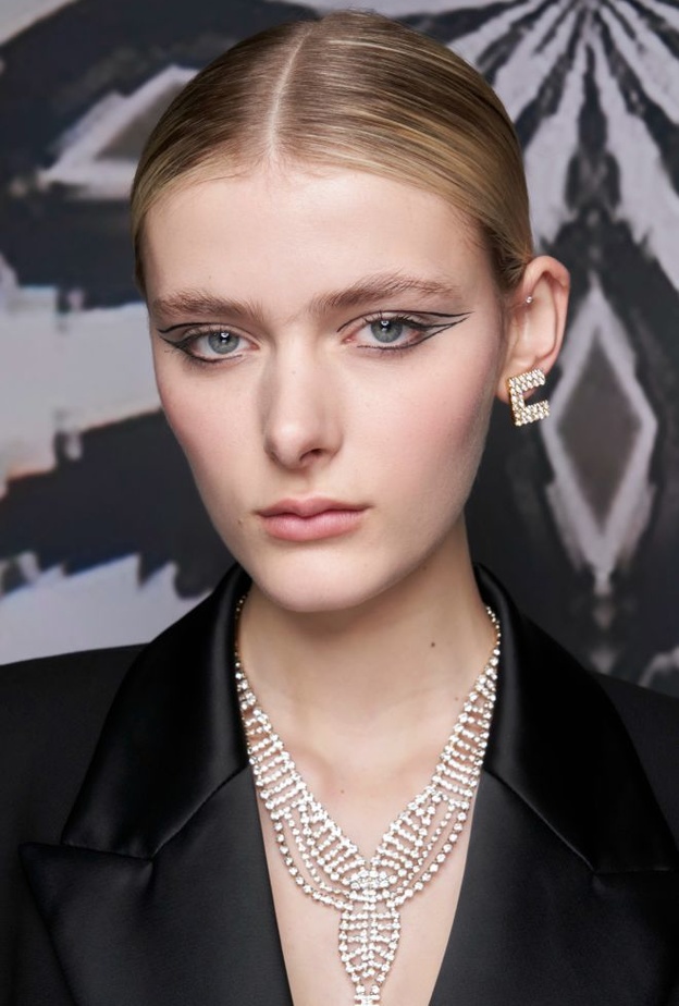 رسمات الايلاينر المزدوج والرفيع  من دار Elisabetta Franchi