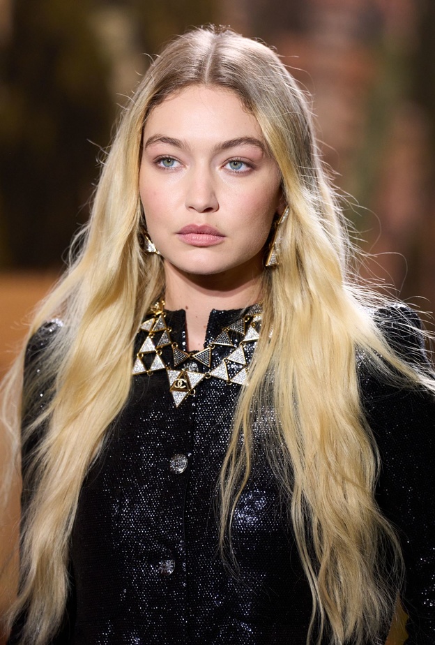 معايير جمالية جديدة طرحتها شانيل في أسبوع الموضة الباريسي.. مكياج مشرق وأكسسوارات شعر ملفتة