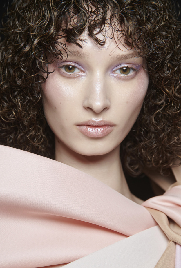 رسمات المكياج البنفسجي والأبيض من وحي دار Viktor & Rolf