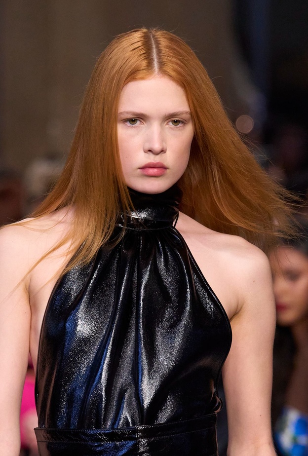 صبغات الشعر الأحمر بتموجاته المرجانية صيحة عصرية اعتمديها في الخريف