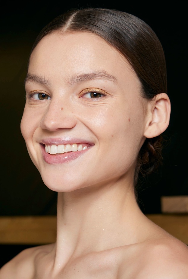 كيف يمكنك منع تجاعيد الابتسامة حول الفم؟ إليك خطواتنا المجرّبة