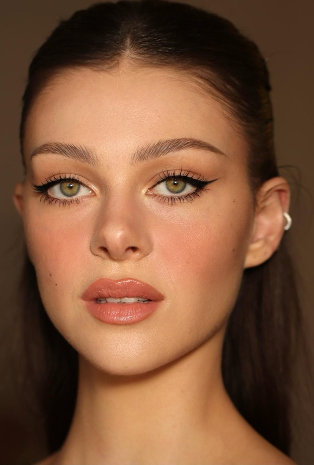  Nicola Peltzبإطلالة المكياج الناعم من وحي إبتكار خبيرة   Nikki التجميل