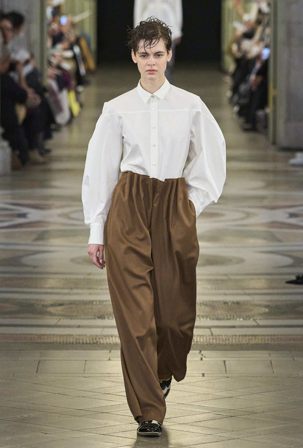 القميص الأبيض الواسع صيحة لا تزول