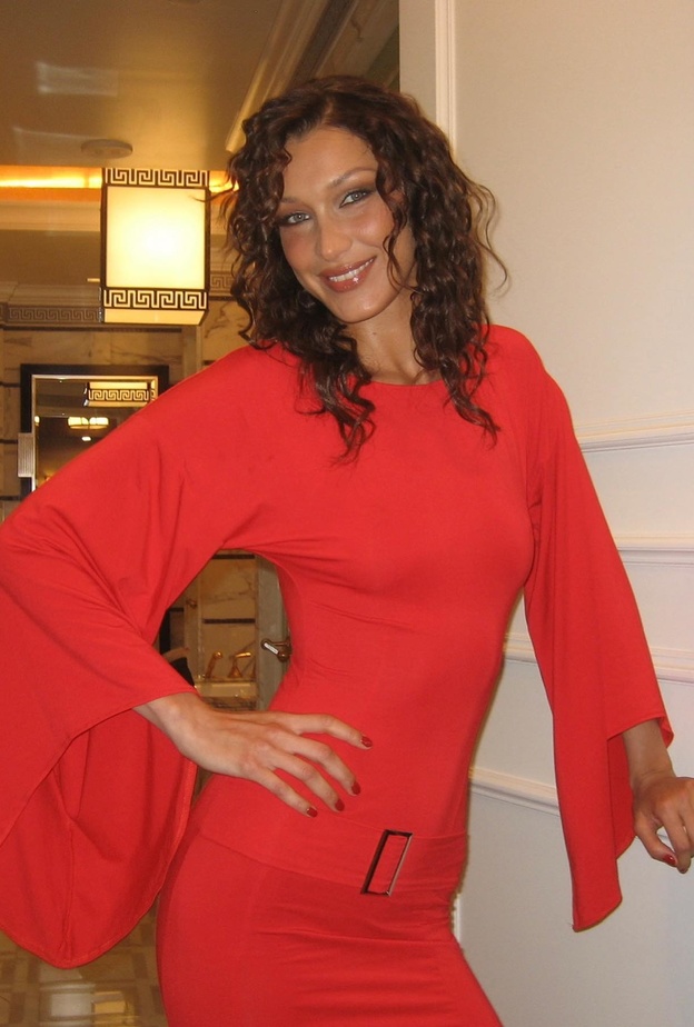 هل دخلت بيلا حديد قصة حب جديدة مع أدان بانويلوس؟..إليكم أبرز المعلومات عنه