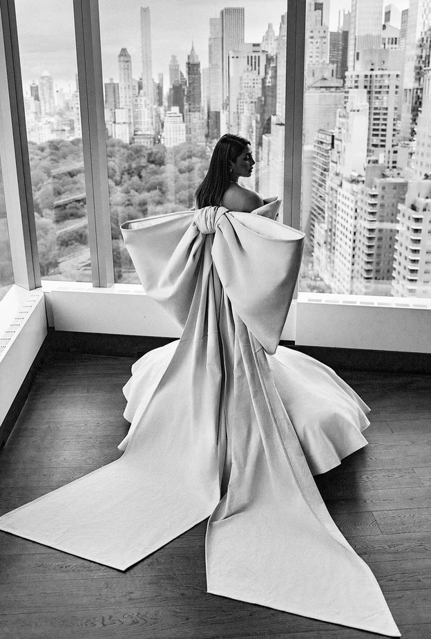 كيف أصبحت منسّقة الأزياء ريبيكا كوربين موراي ضيفة "هي هب" الأكثر تأثيراً على السجادة الحمراء