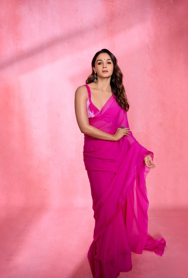 عليا بهات ترتدي ساري زفافها مجددًا بأحدث ظهور.. جولة على أجمل إطلالاتها بالزي الهندي التقليدي