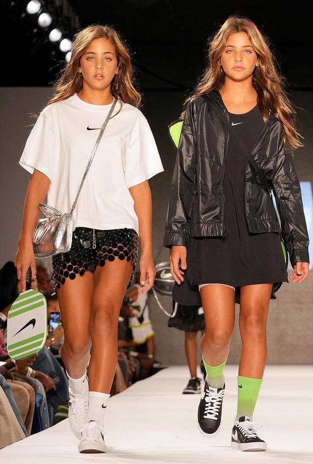 أزياء عصرية مناسبة للفتيات المراهقات من وحي اختيارات التوأم "كليمنتس توينز"..شاهدوا أناقتهما