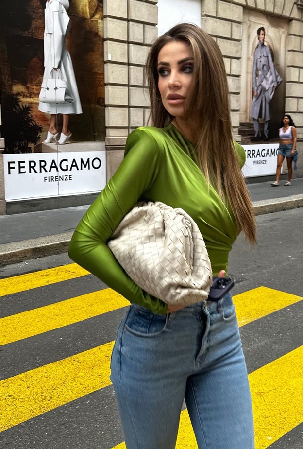 تعلّمي تنسيق سراويل الجينز بأسلوب عصري لموسم الخريف من وحي النجمات.. بالصور