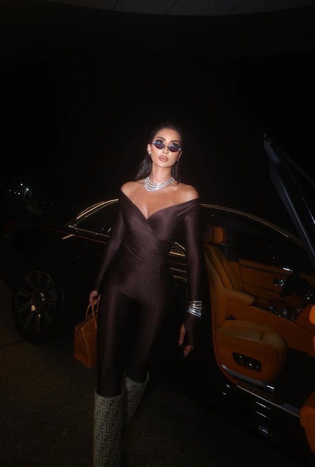 صيحة الأوف شولدر تجذب عاشقات الموضة منذ بداية الخريف فاستلهمي منهن أناقتك