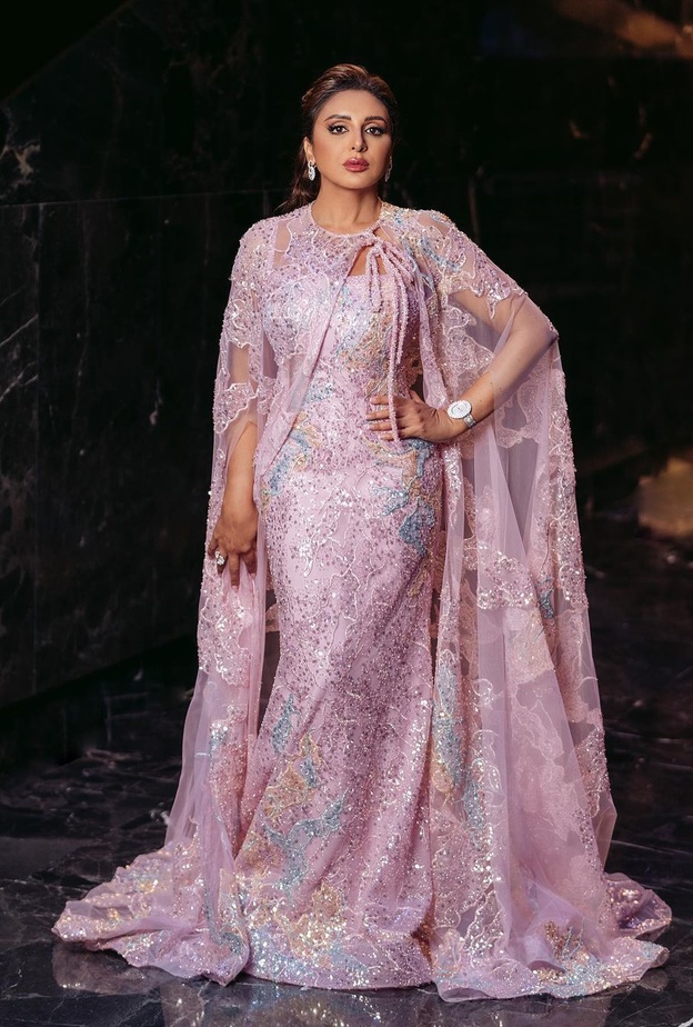 الفساتين البراقة تعود الى واجهة الخريف