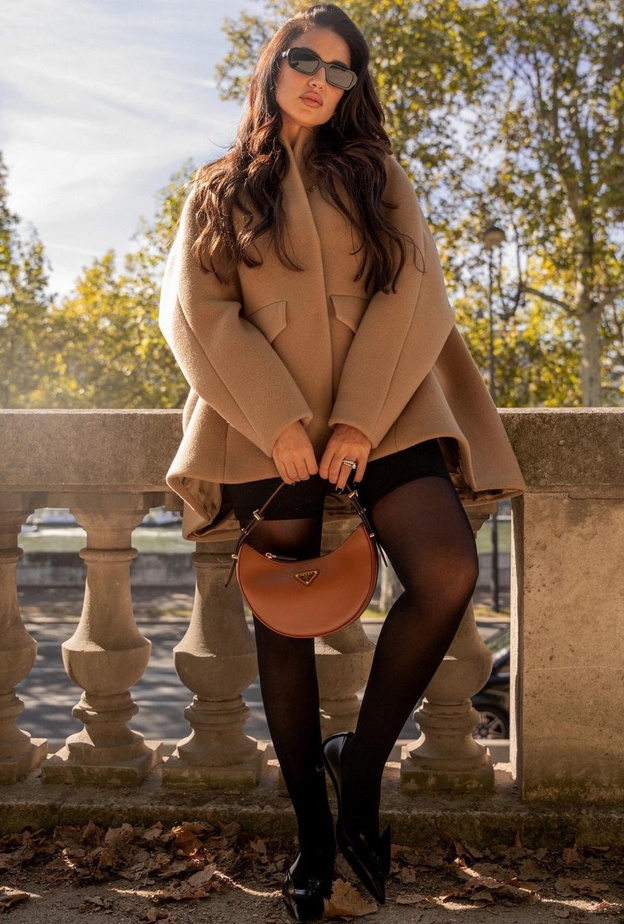 حقيبة Prada Arqué  هوس النجمات في الخريف...شاهدي كيف نسقنها مع أزيائهن الأنيقة