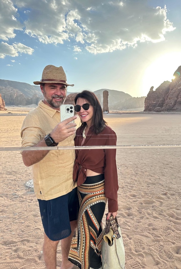 النجم التركي إنجين التان دوزياتان وزوجته يستعرضان رومانسيتهما خلال رحلتهما للسعودية..اكتشفوا أبرز الأماكن التي قاما بزيارتها