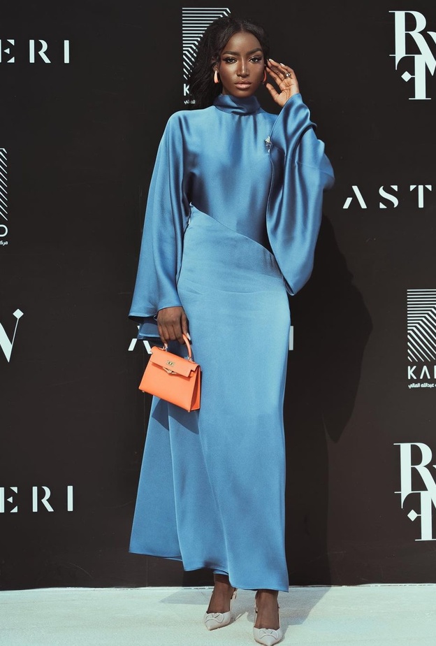 فساتين سهرة بتدرجات الأزرق بالأكمام الطويلة تألقي بها على خطى النجمات ..شاهدي أناقتهن