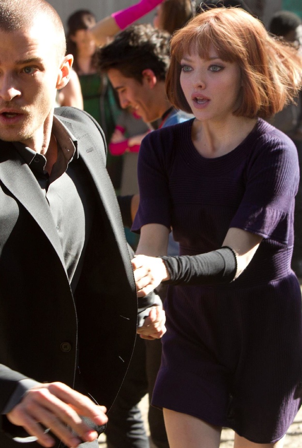 المستقبل أكثر جنونًا من وجهة نظر هذه الأعمال الفنية.. نهايات عوالم وتطور تكنولوجي وكائنات فضائية 