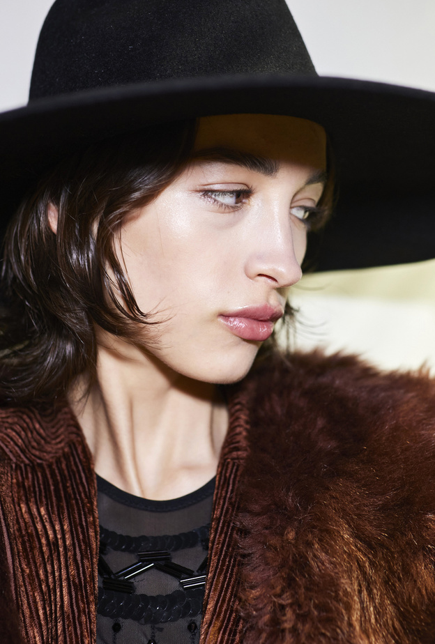 القبعة السوداء تغيّر ستايلك بالكامل