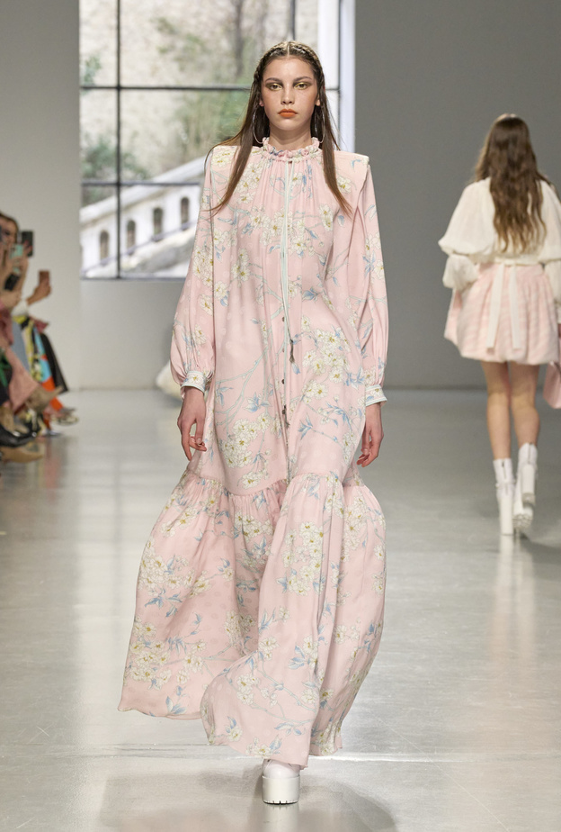 صيحة الفساتين الزهرية الفاتحة دعماً لحملات التوعية من سرطان الثدي