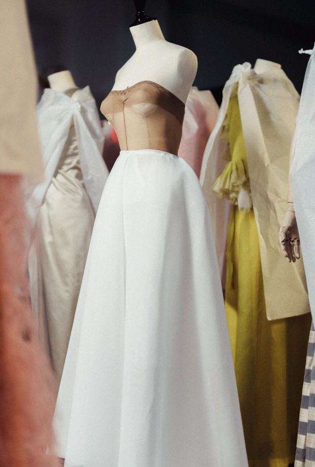 "المرأة التي تقف خلف الفستان"