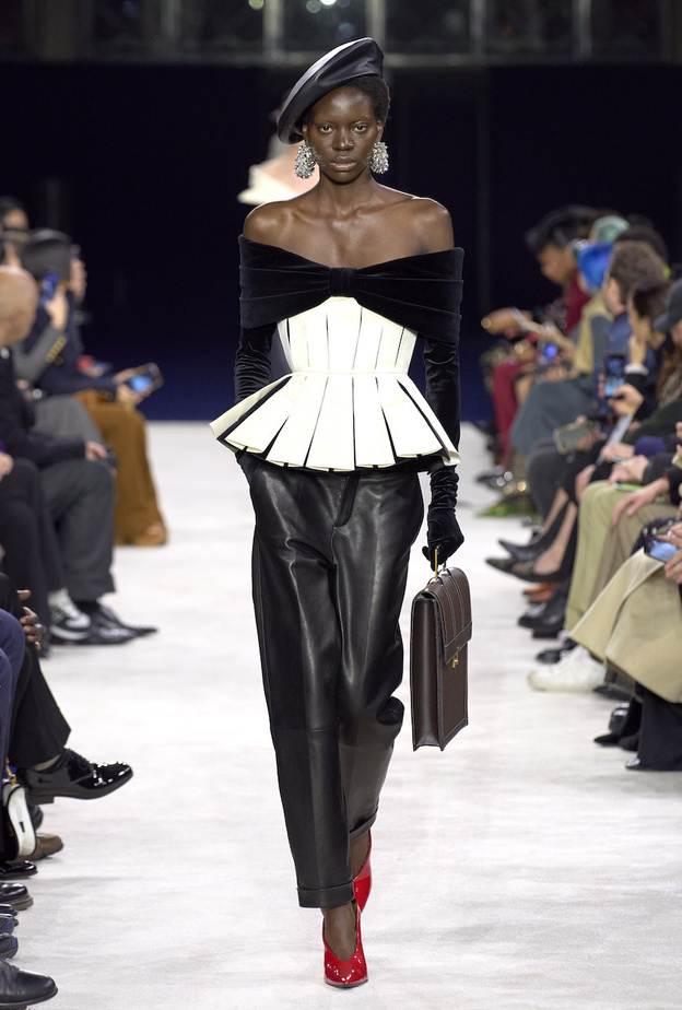 شكل الساعة الرملية مصطلح الموضة الأكثر جاذبية على الإطلاق