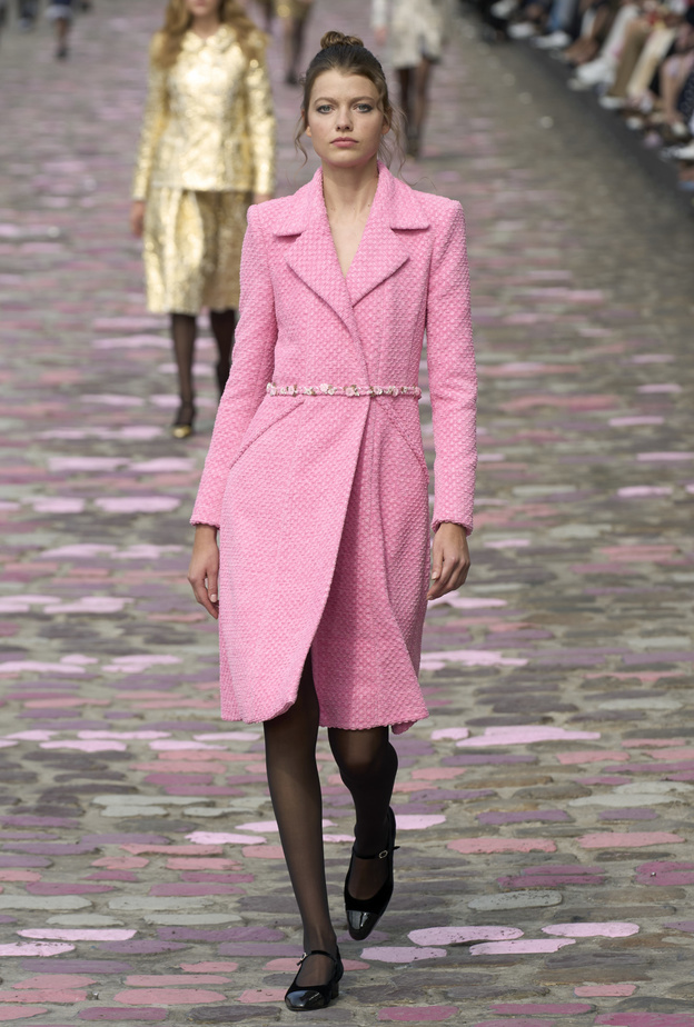 موضة المعاطف الزهرية مفتاح شياكتك هذا الخريف