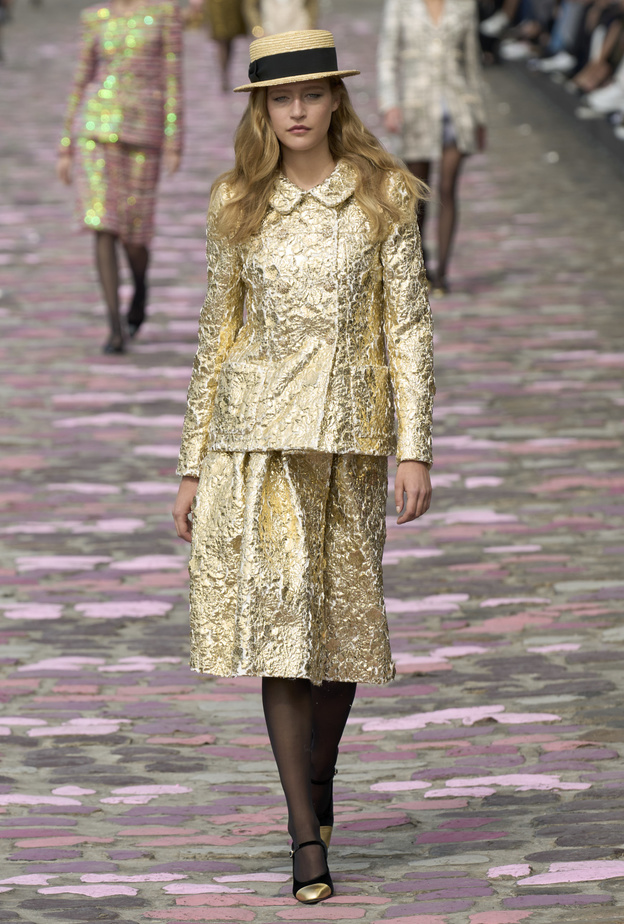 التصاميم الذهبية تجدّد أناقتك في ساعات النهار