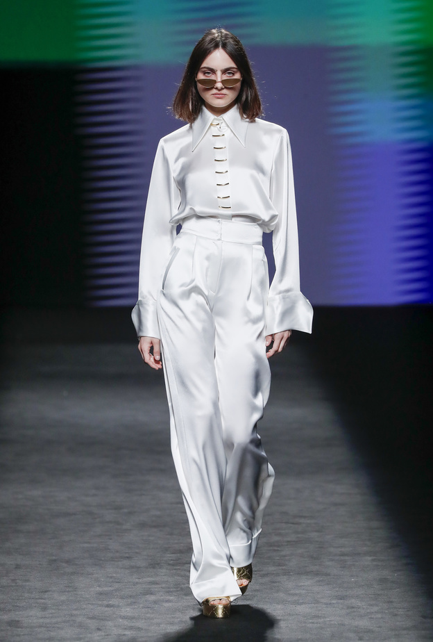 البنطلون الأبيض صيحة تتخطى التقاليد والكلاسيكية