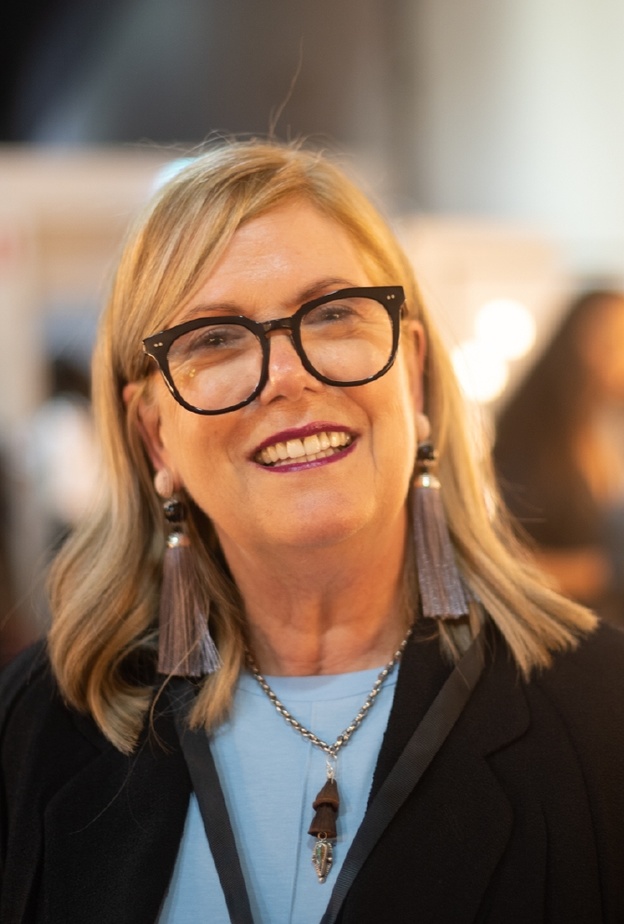 المصممة الاسترالية الرائدة ديني فرانسيسكو تعرض تصاميم علامتها Nglai المستوحاة من ثقافة السكان الأصليين