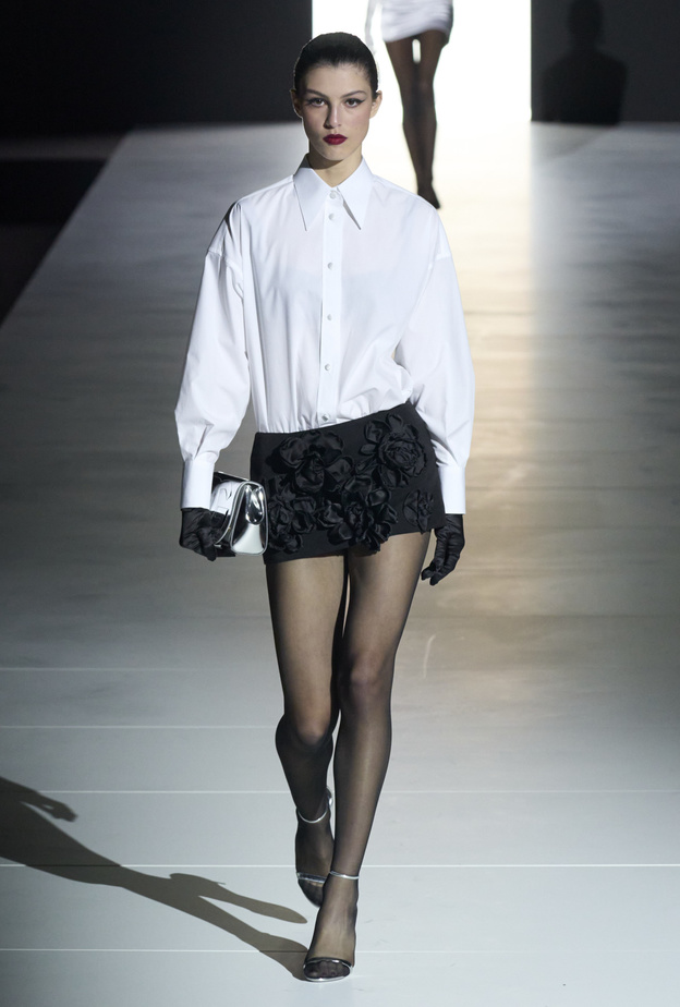 عودة التنانير القصيرة من ثورة الستينات إلى منصات عروض خريف 2023