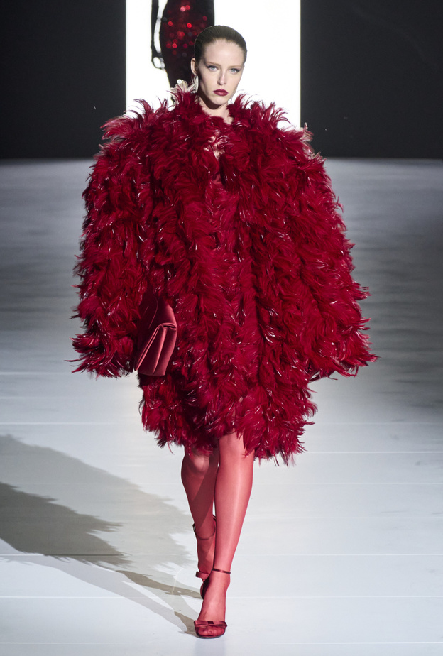  أشكال وألوان غريبة وجريئة من المعاطف الشتوية هذا الموسم.. فهل تجرأين على اعتمادها