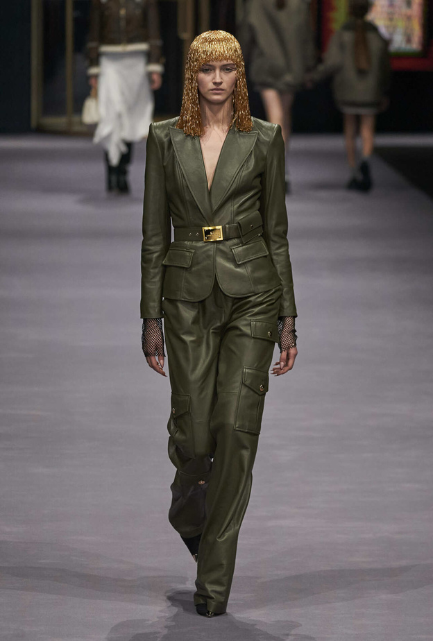 البناطيل الزيتية بتدرجاتها الخريفية الكثير من البساطة