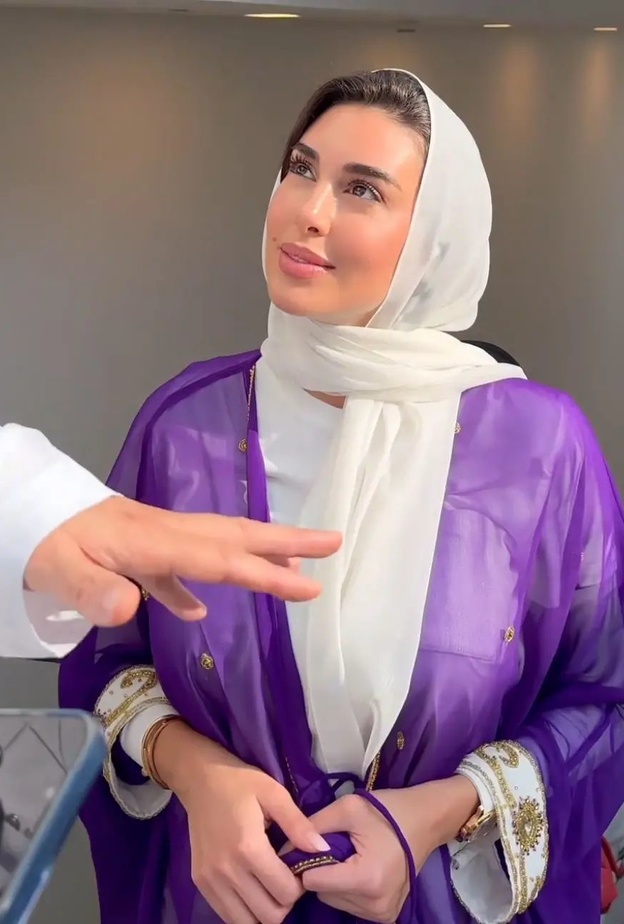 ياسمين صبري تواصل الظهور بالعبايات وطريقة تنسيقها مع الحجاب تلهم الفتيات..شاهدي