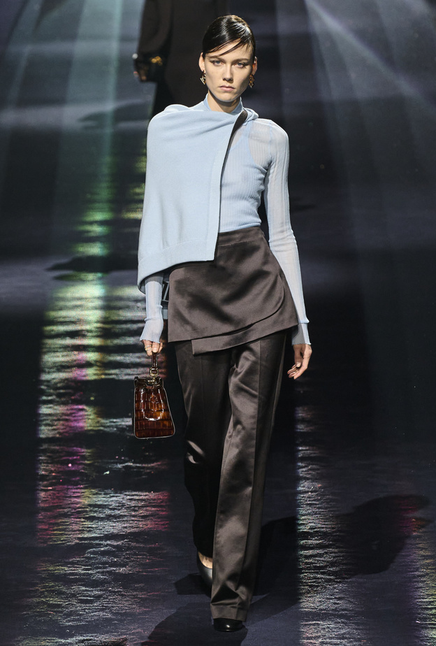 إرتداء التنانير فوق السراويل تعود من جديد بأزياء 2024