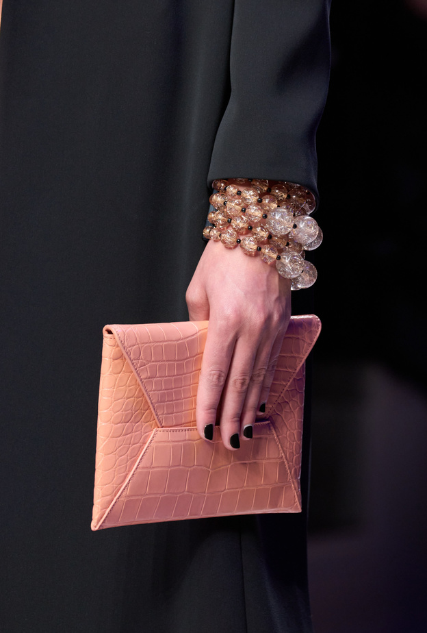 حقائب يد زهرية دعماً لحملات التوعية من سرطان الثدي