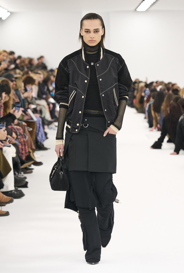 رحلة جاكيت البومبر من قطعة عسكرية إلى تصميم أساسي في خزانة المرأة العصرية دليل على جاذبيته الدائمة